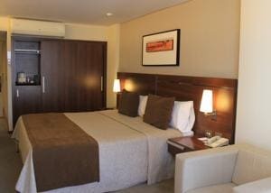 Howard Johnson La Cañada Hotel & Suites 