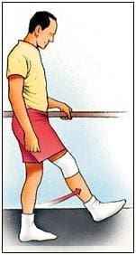 De pie, elevación de pierna extendida