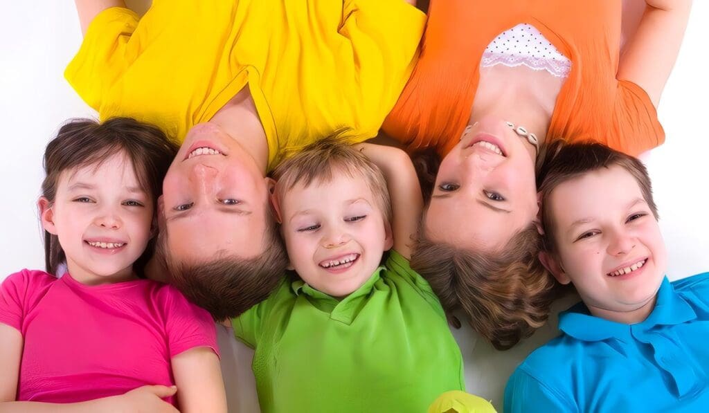 Niños felices niños sonriendo