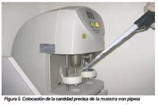 Colocación de la cantidad precisa de la muestra con pipeta Colocación de la cantidad precisa de la muestra con pipeta