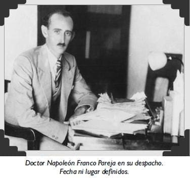 Doctor Napoleón Franco Pareja en su despacho