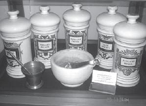 Potiches de porcelana y morteros de farmacia. Potiches de porcelana y morteros de farmacia.