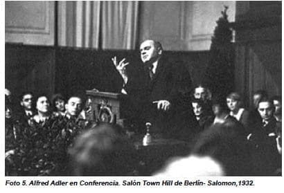 Alfred Adler en Conferencia. Salón Town Hill de Berlín- Salomon,1932