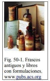 Frascos antiguos y libros con formulaciones Frascos antiguos y libros con formulaciones