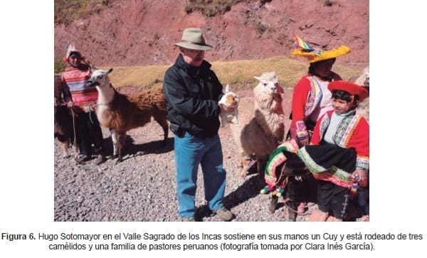 Hugo Sotomayor en el Valle Sagrado de los Incas sostiene en sus manos un Cuy Hugo Sotomayor en el Valle Sagrado de los Incas sostiene en sus manos un Cuy