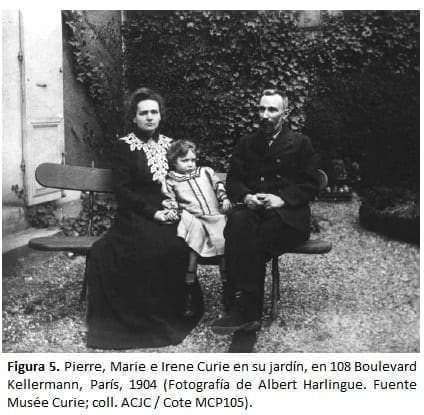 Pierre, Marie e Irene Curie en su jardín Pierre, Marie e Irene Curie en su jardín