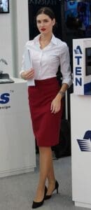 Combina las blusas blancas con falda tubo