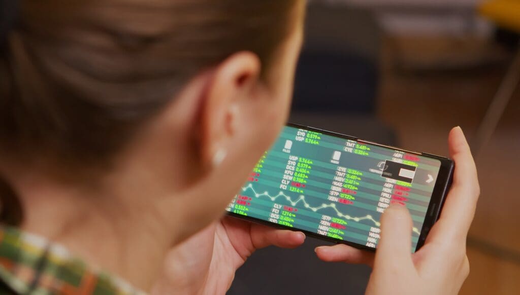 Trading con bajo presupuesto en Latinoamérica: Plataformas, estrategias y consejos para empezar